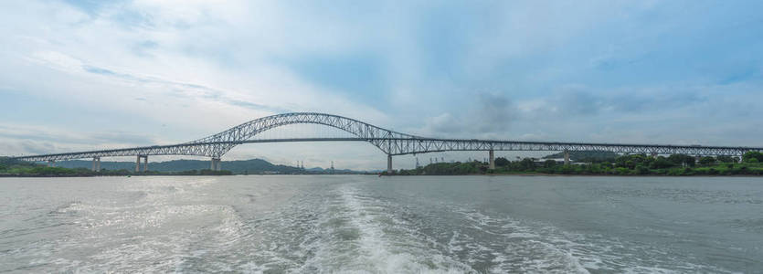美洲桥梁Puente deLas美洲。 建于1957年，曾被称为撒切尔渡船桥是巴拿马的一座公路桥，横跨巴拿马运河的太平洋入口