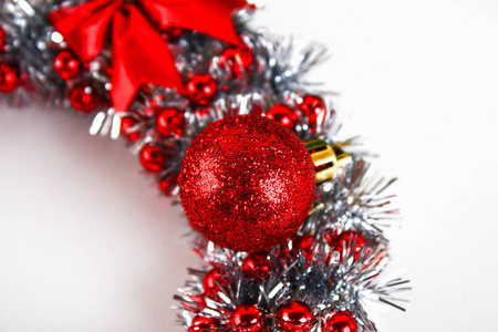 DIY圣诞花环。 照片上的指南如何用你自己的手从纸板板，锡尔珠，弓和球做圣诞花环。 手工制作装饰。