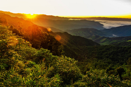 泰国南部日落的风景山。