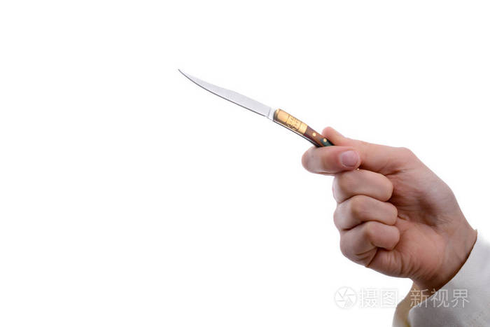 手拿刀在白色的背景上
