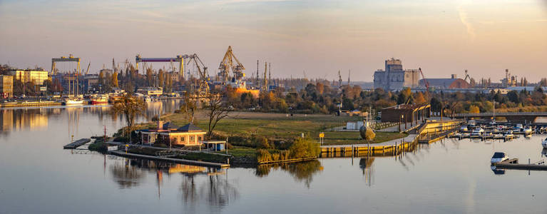 波兰Szczecin2018年11月Szczecin修造船厂和码头的景观