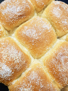 美味的红润面包与芝麻籽在烤盘自制糕点。 新鲜出炉的芝麻小麦面包。