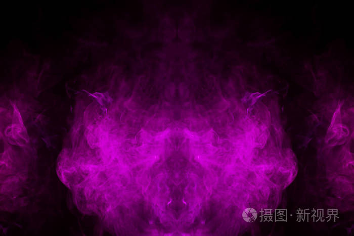 蓬松喷出粉红色的烟雾和雾 以头骨怪物龙的形式在黑色背景 衣服的幻想印花 T恤运动衫照片 正版商用图片14uvcv 摄图新视界