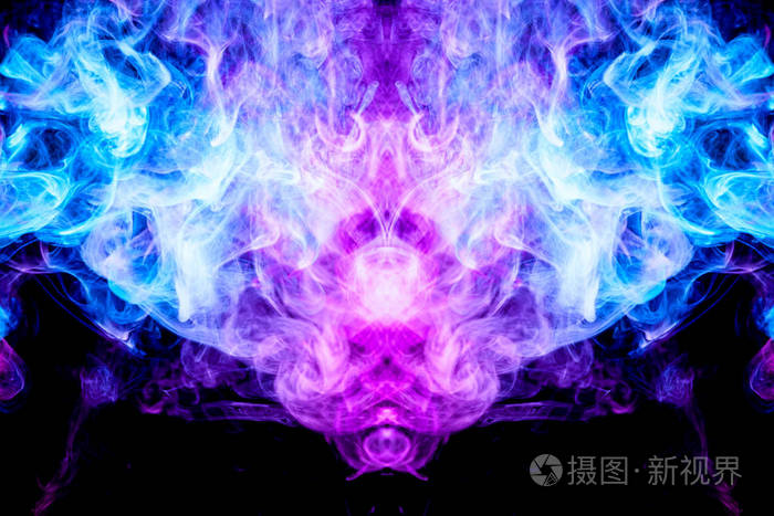 浓密的紫色黑色孤立背景上的粉红色烟雾烟雾蒸气的背景