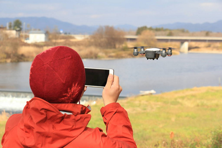 男人飞行的无人机直升机男人在玩无人机照片