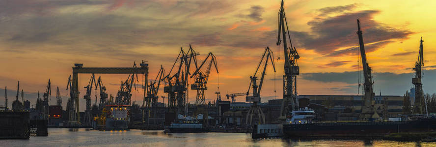 波兰日落后的造船厂和港口