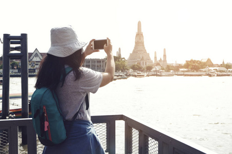 妇女在泰国曼谷旅行