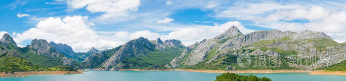 全景水库在皮科斯德欧罗巴山。 里昂坎塔布里亚里诺省。 西班牙北部卡斯蒂利亚和里昂