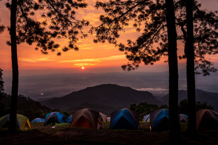 冒险野营旅游和帐篷景观森林景观户外在上午和日落天空在蒙松观景点，多法霍姆波克国家公园在清迈泰国。 概念旅行。