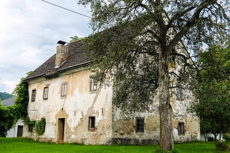 奥地利村庄一座旧房子的景色。
