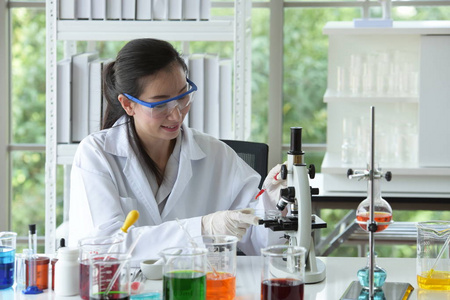 年轻的女科学家正在实验室里做科学实验。