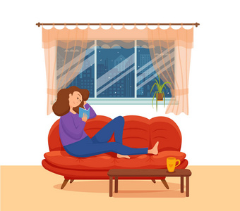 坐在沙发上看书的年轻女子。五颜六色的动画片向量例证