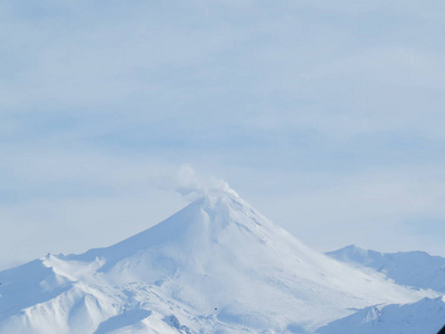 坎卡特卡半岛美丽的冬季火山景观日出时火山爆发活跃的Klyuchevskoy火山的景色。