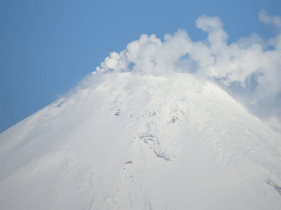 坎卡特卡半岛美丽的冬季火山景观日出时火山爆发活跃的Klyuchevskoy火山的景色。