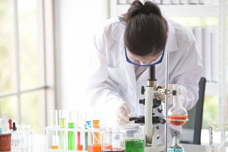 年轻的女科学家正在实验室里做科学实验。