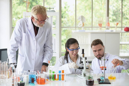 在实验室里看显微镜,做微生物分析医学研究