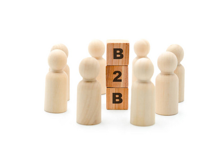 木制人物作为商业团队围绕缩写B2B业务到商业孤立的白色背景极简概念