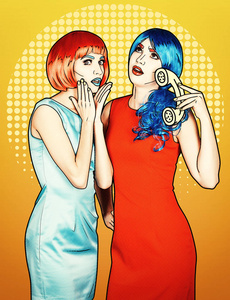 喜剧流行艺术中年轻女性的肖像构成风格。 穿着红色和蓝色假发和连衣裙的女性在黄色橙色卡通背景下打电话。
