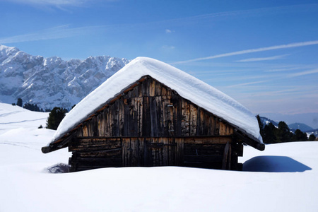 孤木山屋小屋，白雪覆盖