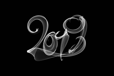 新年快乐2019独立数字文字用火火焰或烟雾写在黑色背景上照片