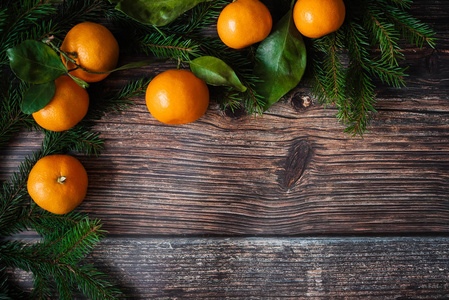 在木背景上的橘子和冷杉分枝为圣诞节假期