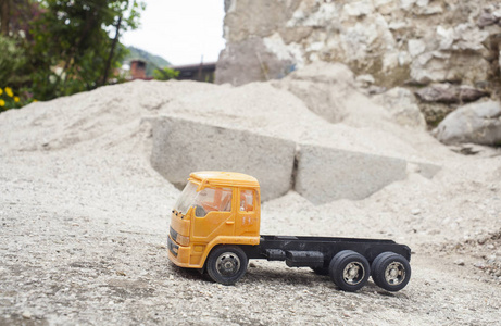 沙滩上黄色玩具卡车的景色图片