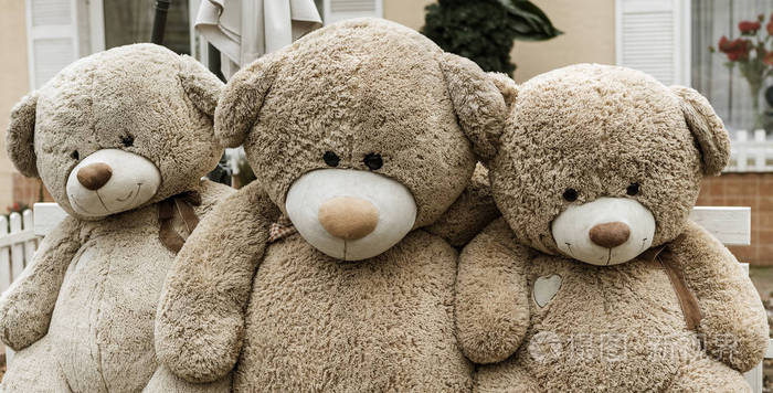 缎子心形泰迪熊和朋友坐在外面的长凳上爱家庭和父母的概念一群可爱的