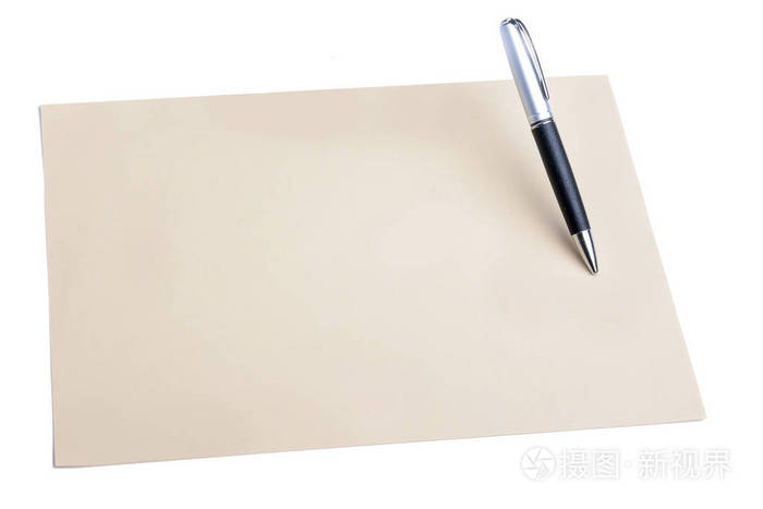 笔和纯色纸在孤立的背景上