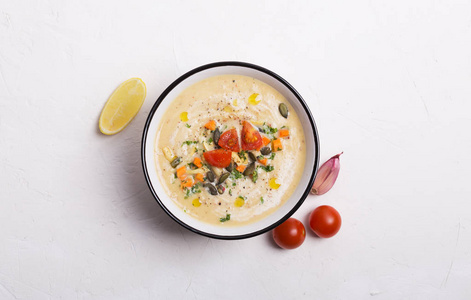 扁豆汤可以是素食的，也可以是肉的。 这是寒冷的冬天或秋天的热汤。 它有时用子或切碎的草药装饰