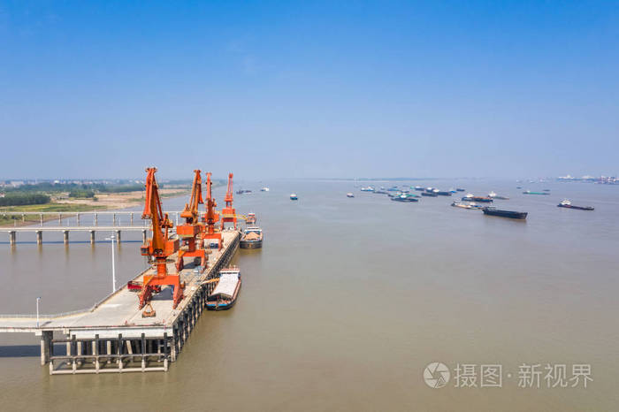 货运码头码头起重机和长江航运景观鸟瞰图
