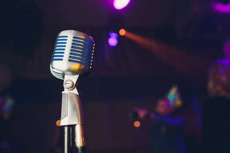 夜间酒吧在酒吧或美国酒吧餐厅的舞台上, 在夜间演出中使用复古麦克风