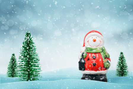 圣诞老人衣服上可爱的雪人。 旁边的圣诞树。 贺卡的圣诞场景。
