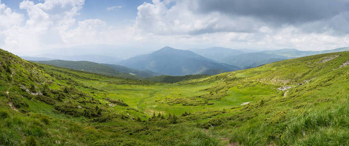 喀尔巴阡山脉孟特尼格林山脉夏季全景