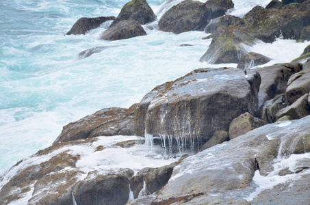 海浪拍打石头的海岸