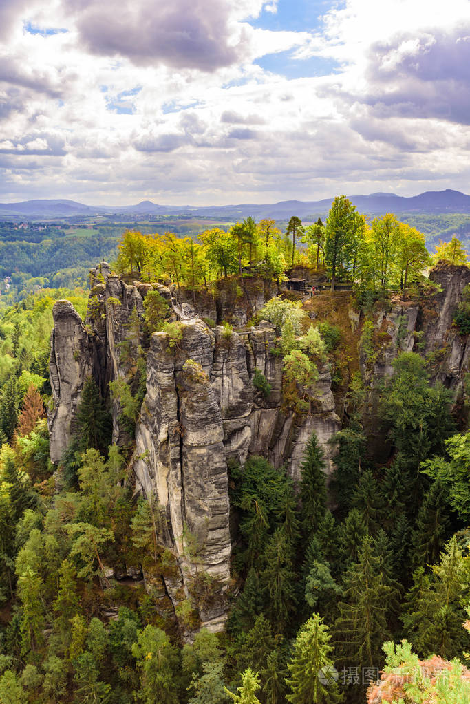 全景观在瑞士萨克森国家公园德累斯顿和德国拉登附近美丽的岩石组。 萨克森的热门旅游目的地。