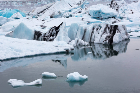 冰岛冰川泻湖中的冰山图片