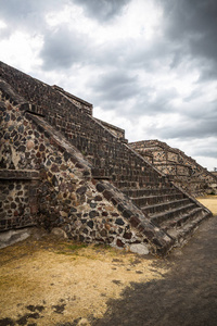 墨西哥Teotihucan的古阿兹泰克金字塔