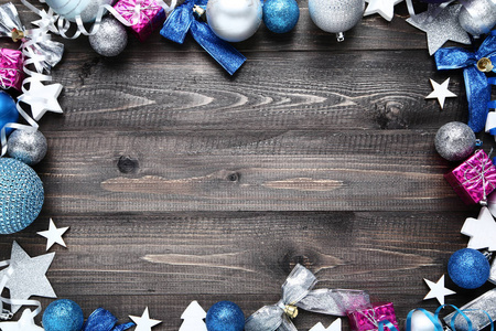 木制桌子上五颜六色的圣诞装饰品