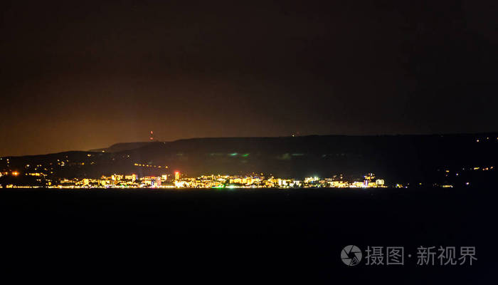 色拉西亚悬崖附近蓝色清澈的海水黑色的夜晚