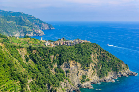 意大利海岸Cinque Terre国家公园的Corniglia村。 在背景中你可以看到马纳罗拉。 意大利北部的拉斯佩齐亚利古里亚