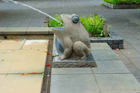 花园装饰青蛙雕像户外喷泉。 现代城市雕塑