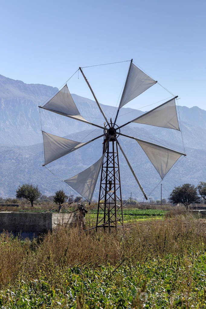 从地下抽水灌溉农田的古老的历史著名的金属风车拉西提地区克里特岛