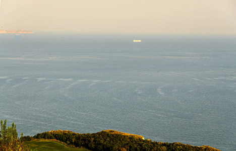 绿色的色雷斯悬崖靠近蓝色清澈的黑海，岩石小径海景。