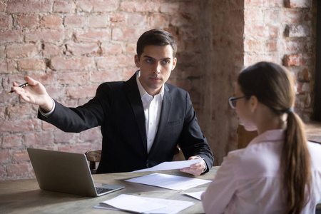 由于文件错误, 生气的老板指出员工在门口照片