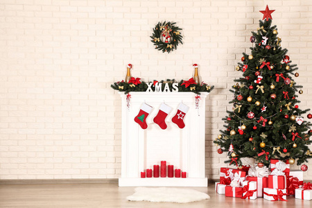 白色壁炉与圣诞树砖墙背景