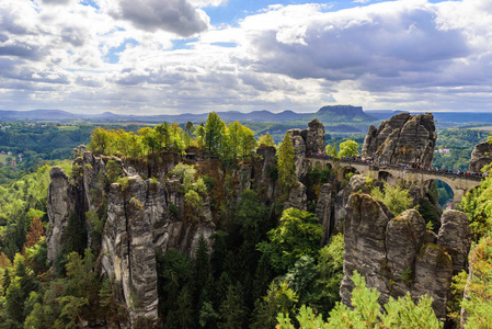 巴斯特伊桥的全景。巴斯蒂是著名的美丽的岩石形成在撒克逊瑞士国家公园，靠近德累斯顿和拉滕德国.萨克森的热门旅游目的地。
