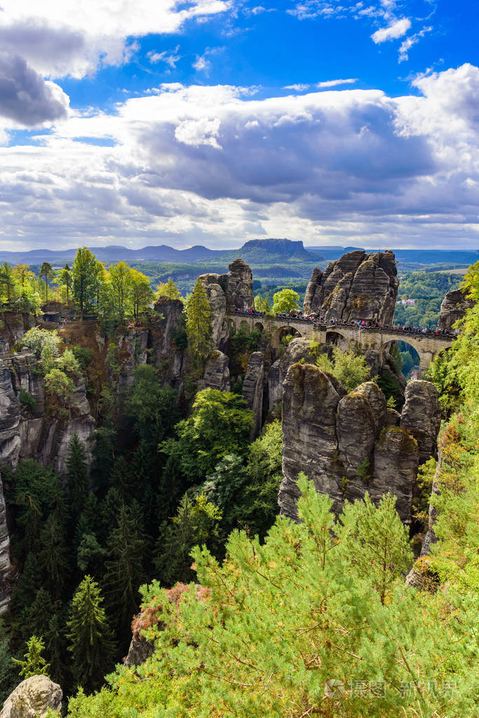 巴斯蒂是著名的美丽的岩石形成在撒克逊瑞士国家公园,靠近德累斯顿和