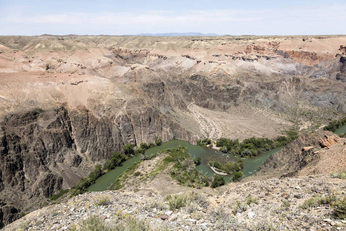 哈萨克斯坦阿拉木图地区拥有红色砂岩悬崖的峡谷美景
