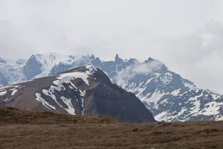 高加索山脉是格鲁吉亚西亚的山区系统