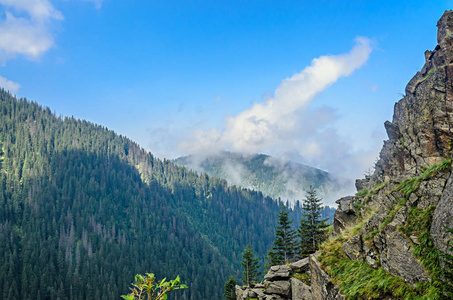 法加拉斯山上的transfagarasan路，喀尔巴阡山上有绿草，云中有山峰。